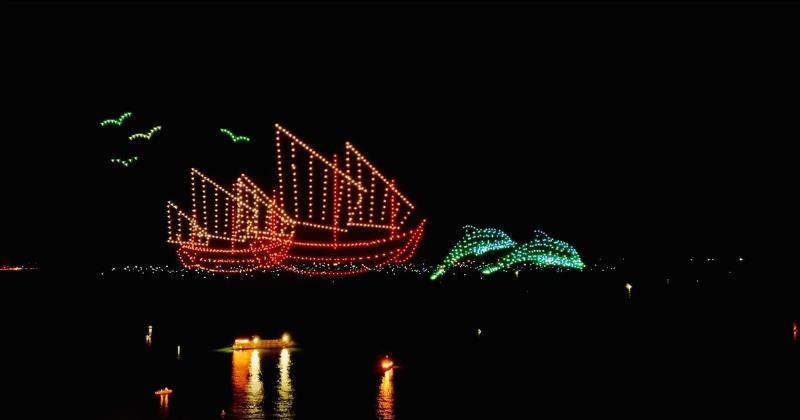 Một nghệ sĩ C-pop trình diễn bài hát chia tay trên sân khấu, thể hiện cảm xúc sâu lắng và kết nối với khán giả